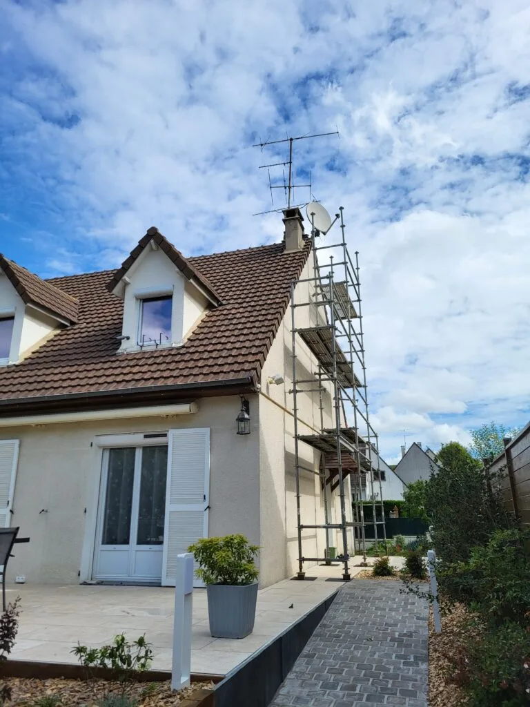 Application de peinture extérieure sur façade à Saint-Ouen-l’Aumône