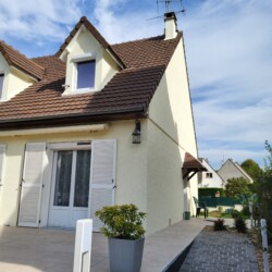 Façade repeinte en blanc lumineux